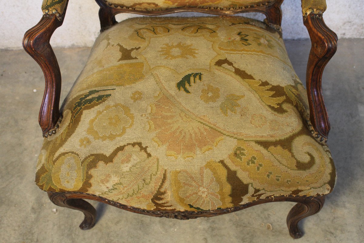 Large fauteuil en noyer sculpté et mouluré époque Louis XV à dossier plat à La Reine  18ème-photo-3