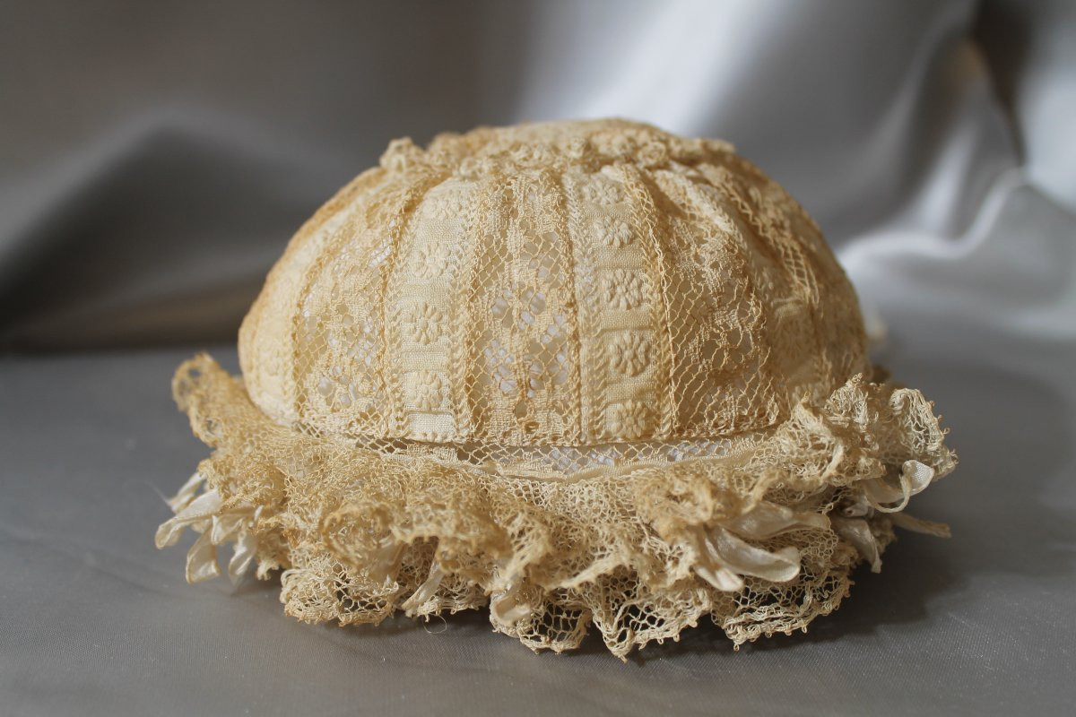 Bonnet de dentelle en batiste pour bébé ou poupée couleur ivoire époque début 20ème-photo-2