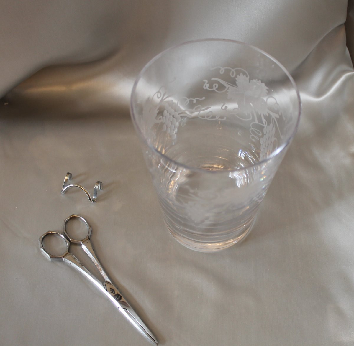 Engraved Glass Grape Bucket Complete With Scissors-photo-2