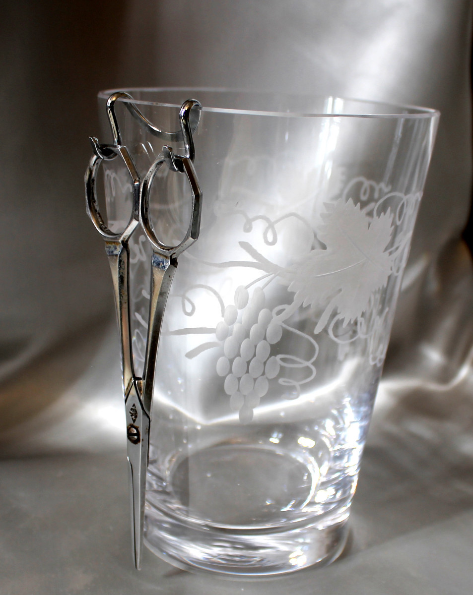 Engraved Glass Grape Bucket Complete With Scissors