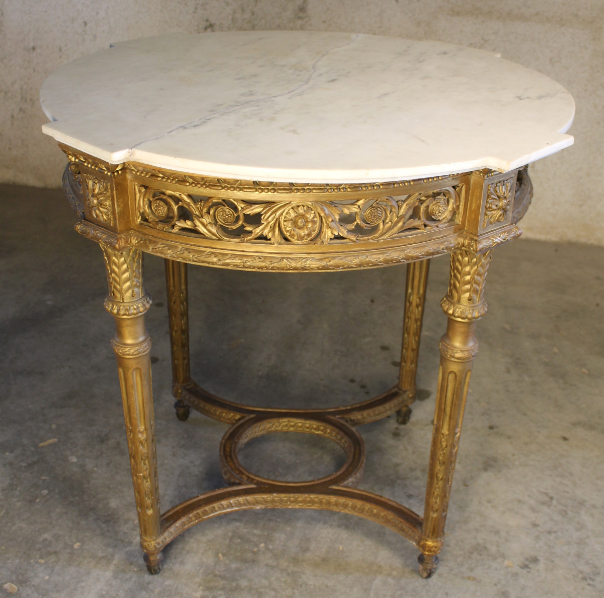 Table guéridon en bois sculpté doré de style Louis XVI époque 19ème