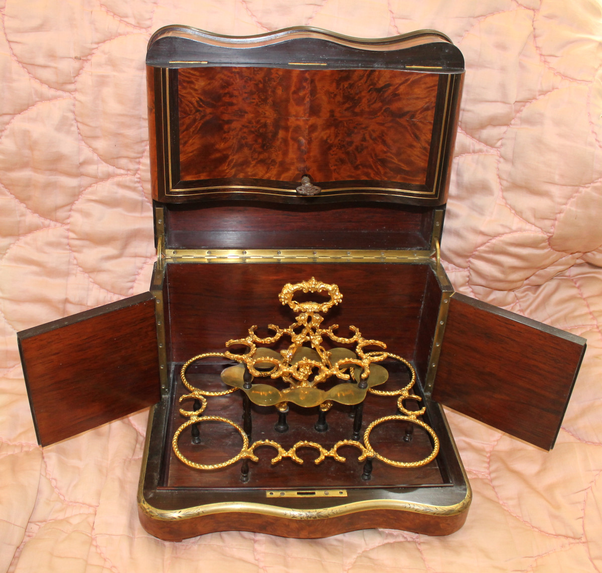 Cave à liqueurs galbée Napoléon III en loupe de tuya et poirier noirçi époque 19ème