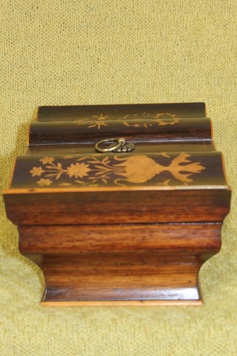 Coffret à bijoux en marqueterie de bois clair sur palissandre époque Charles X 19ème-photo-1