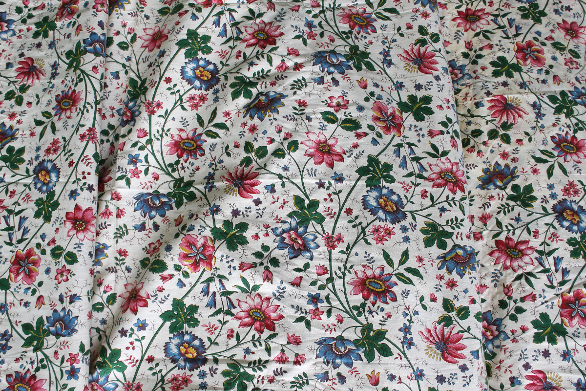Métrage de tissu floral avec un décor à l'indienne Etat parfait Long :  8, 60 m 