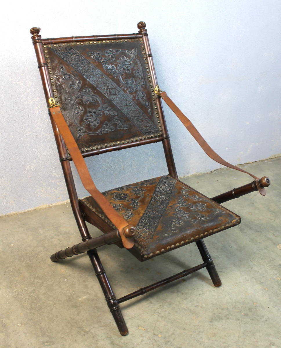 Folding Officer's Field Chair In Embossed Leather And Solid Wood, 19th Century