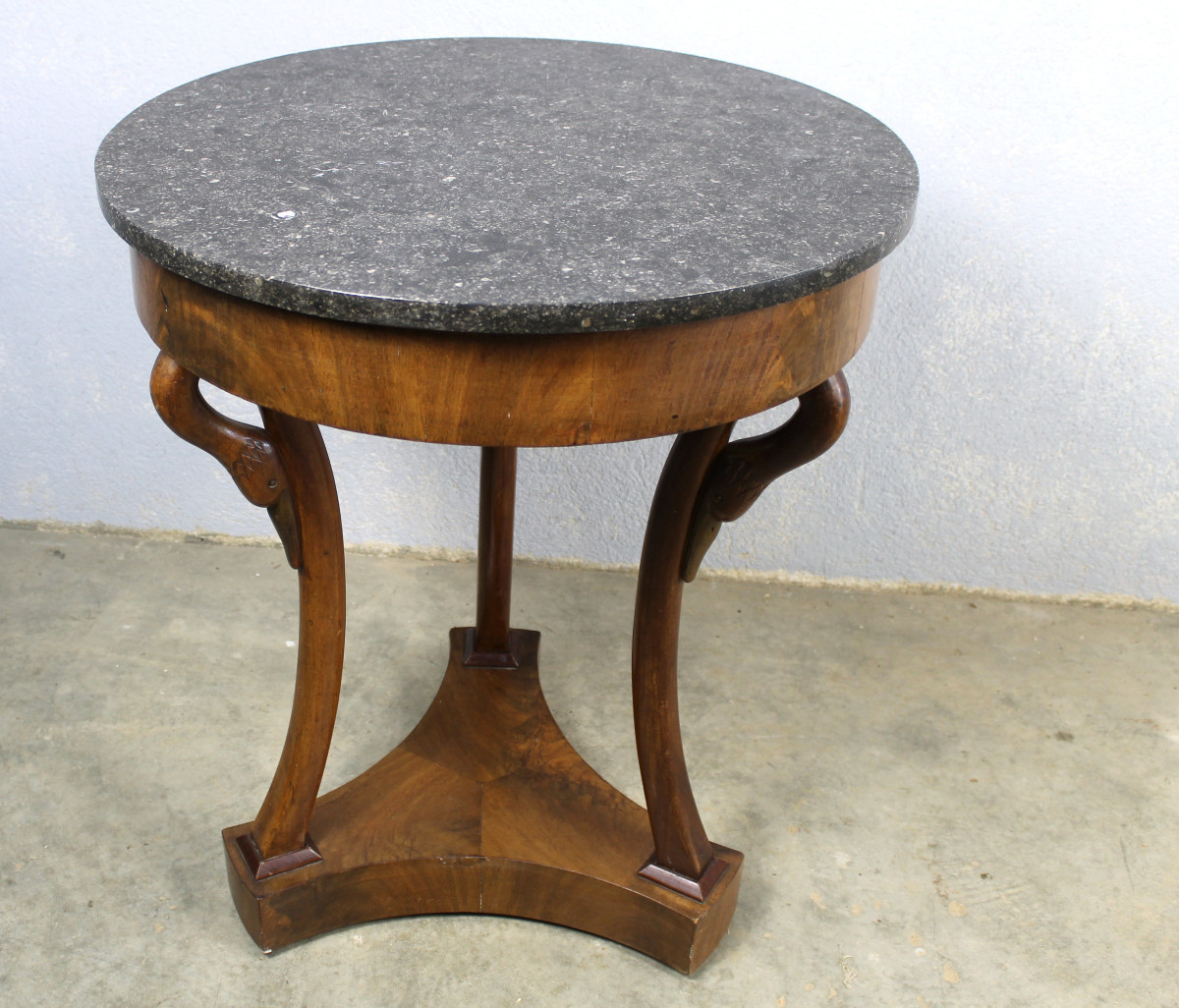 Guéridon tripode en acajou dessus en marbre gris Sainte Anne style Empire époque fin 19ème