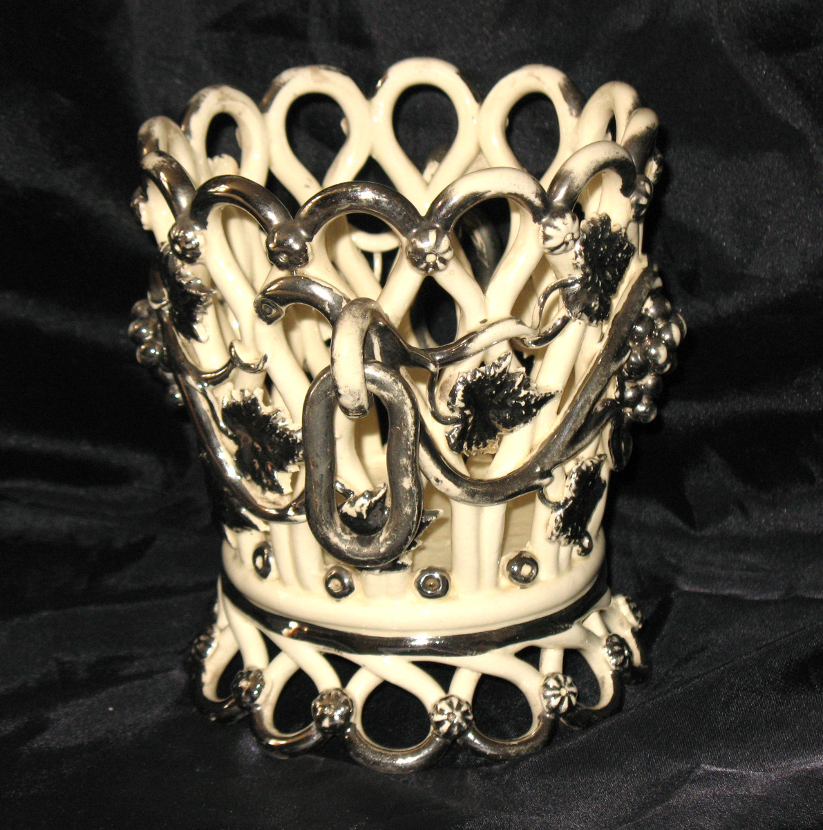 Jardinière ronde en faïence de Langeais décor de grappes de raisin signée  C B époque 19ème-photo-4