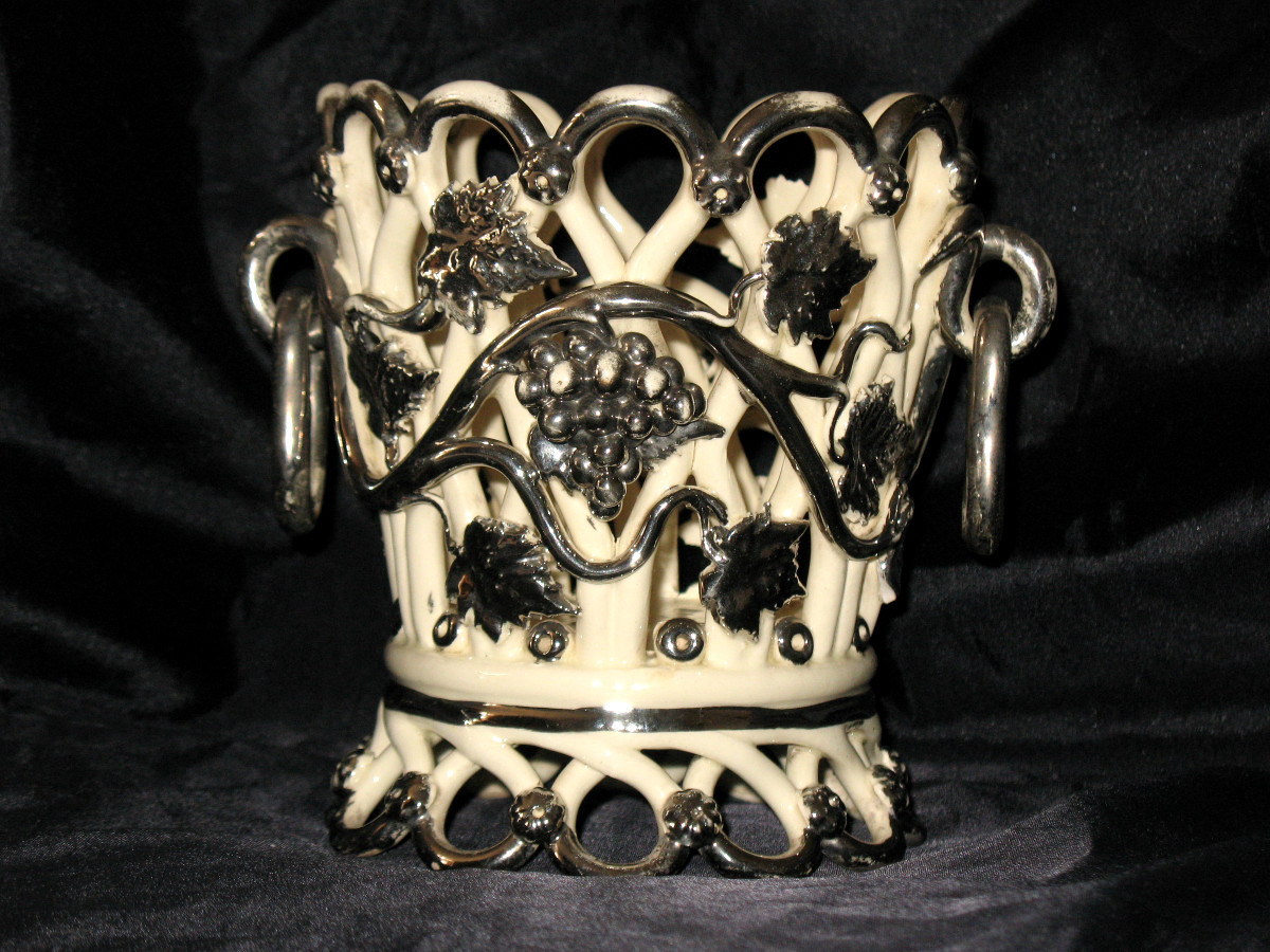 Jardinière ronde en faïence de Langeais décor de grappes de raisin signée  C B époque 19ème