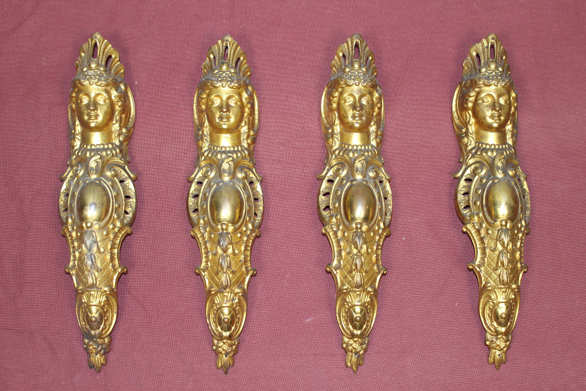 Suite de 4 bronzes décoratifs en chute pour ameublement décoration intérieure à motif féminin