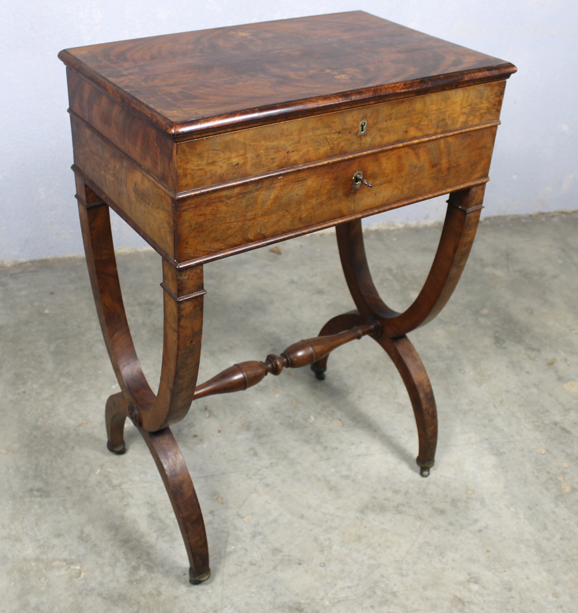 Table de salon à ouvrages en acajou époque Charles X 19ème