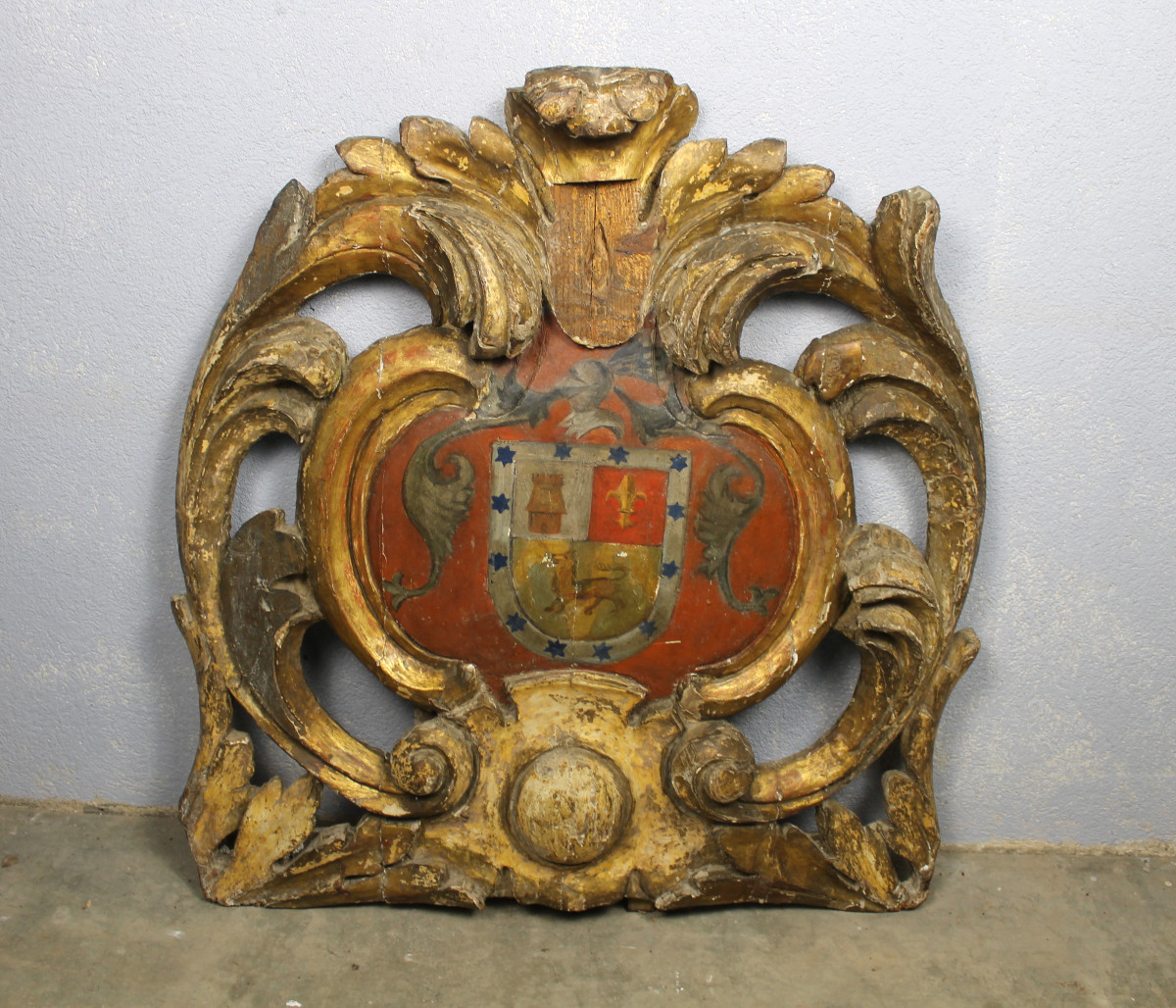 Boiserie en bois doré sculpté armoiries - blason polychrome époque Louis XIV - 17ème 