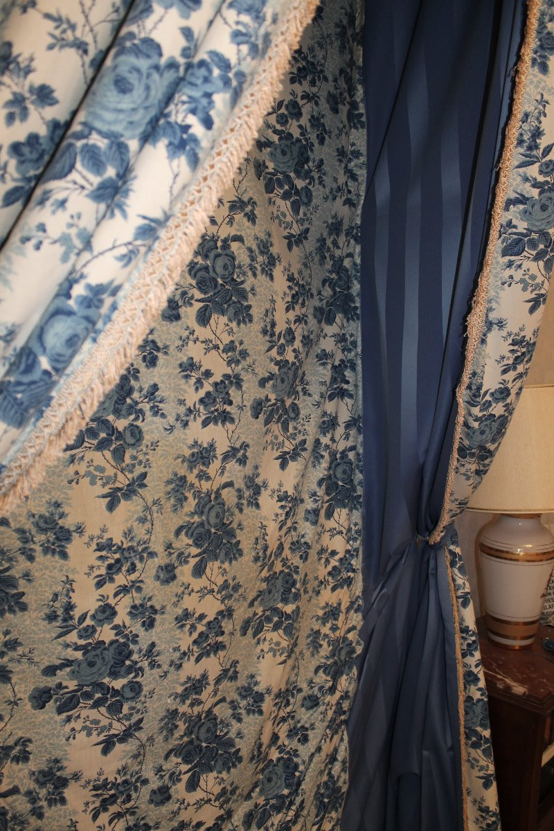 Canopied Canopy In Curved Wood Covered With Blue Chintz And Decorated With 19th Century Floral Motifs.-photo-1