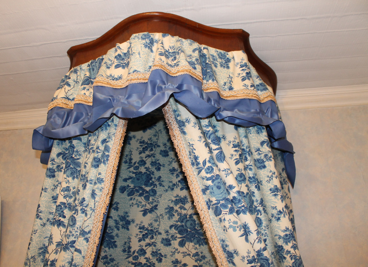 Canopied Canopy In Curved Wood Covered With Blue Chintz And Decorated With 19th Century Floral Motifs.