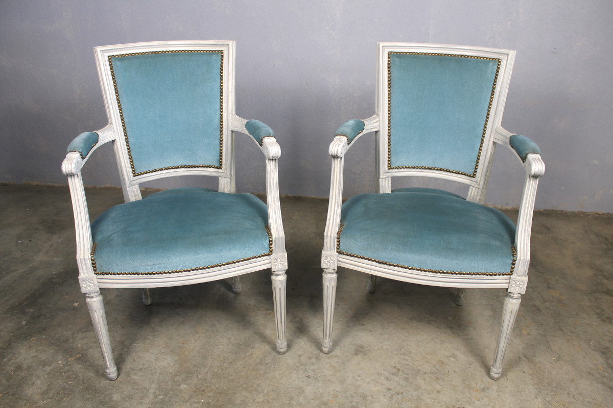 Paire de fauteuils en hêtre rechampi de style Louis XVI époque 20ème