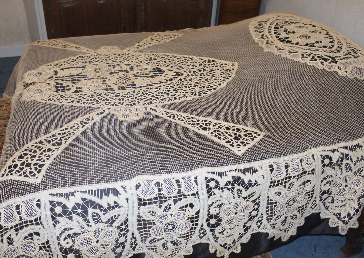 Dessus de lit ou  rideau en dentelle époque Art Déco à décor floral et larges festons