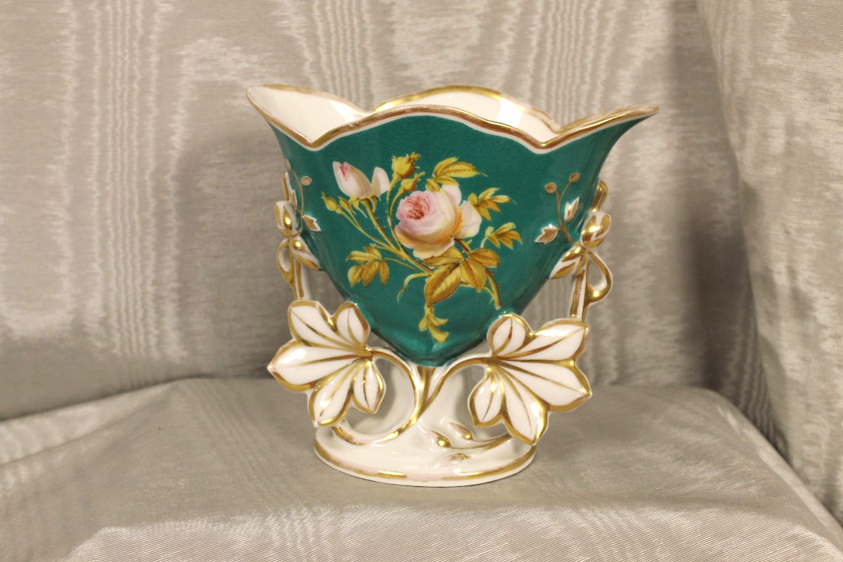 Vase époque Louis-Philippe en porcelaine de Paris à décor de roses époque 19ème