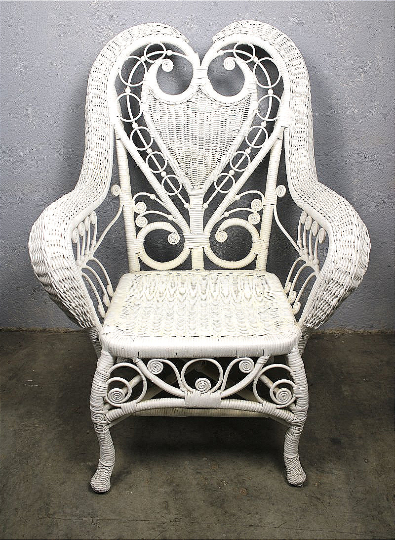 Fauteuil en rotin laqué blanc ép.  1900 à décor d'écusson pour jardin d'hiver style Art Nouveau-photo-2