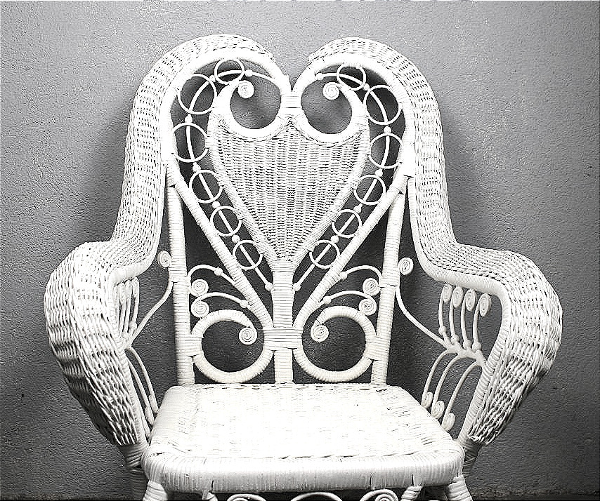 Fauteuil en rotin laqué blanc ép.  1900 à décor d'écusson pour jardin d'hiver style Art Nouveau-photo-3