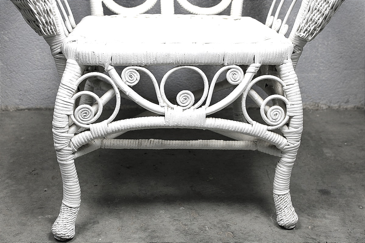 Fauteuil en rotin laqué blanc ép.  1900 à décor d'écusson pour jardin d'hiver style Art Nouveau-photo-4