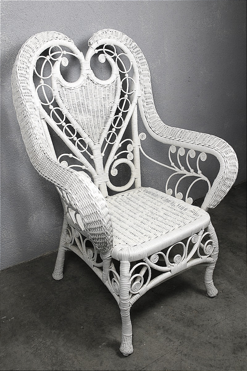 Fauteuil en rotin laqué blanc ép.  1900 à décor d'écusson pour jardin d'hiver style Art Nouveau-photo-1