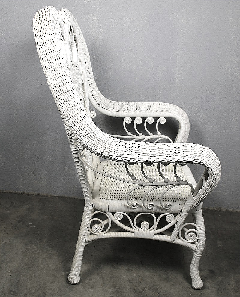 Fauteuil en rotin laqué blanc ép.  1900 à décor d'écusson pour jardin d'hiver style Art Nouveau-photo-2