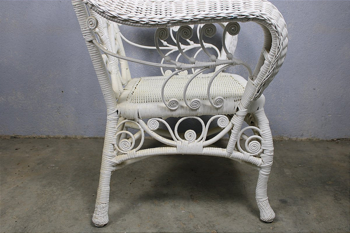 Fauteuil en rotin laqué blanc ép.  1900 à décor d'écusson pour jardin d'hiver style Art Nouveau-photo-3