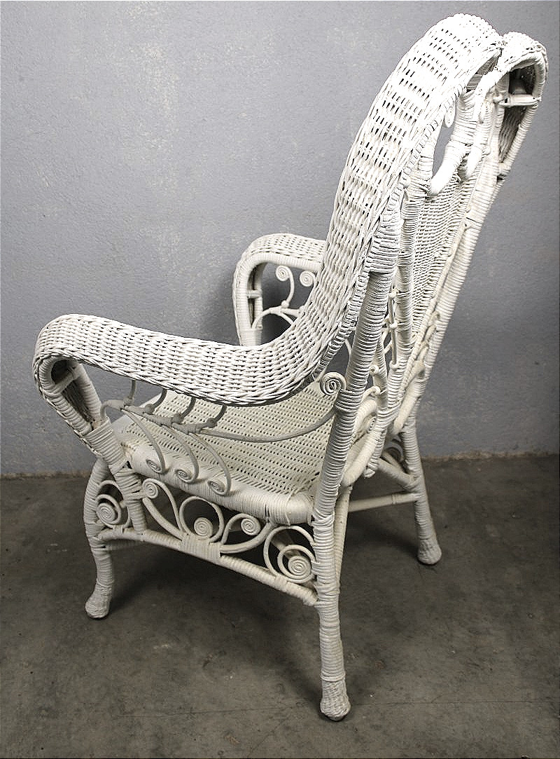 Fauteuil en rotin laqué blanc ép.  1900 à décor d'écusson pour jardin d'hiver style Art Nouveau-photo-5