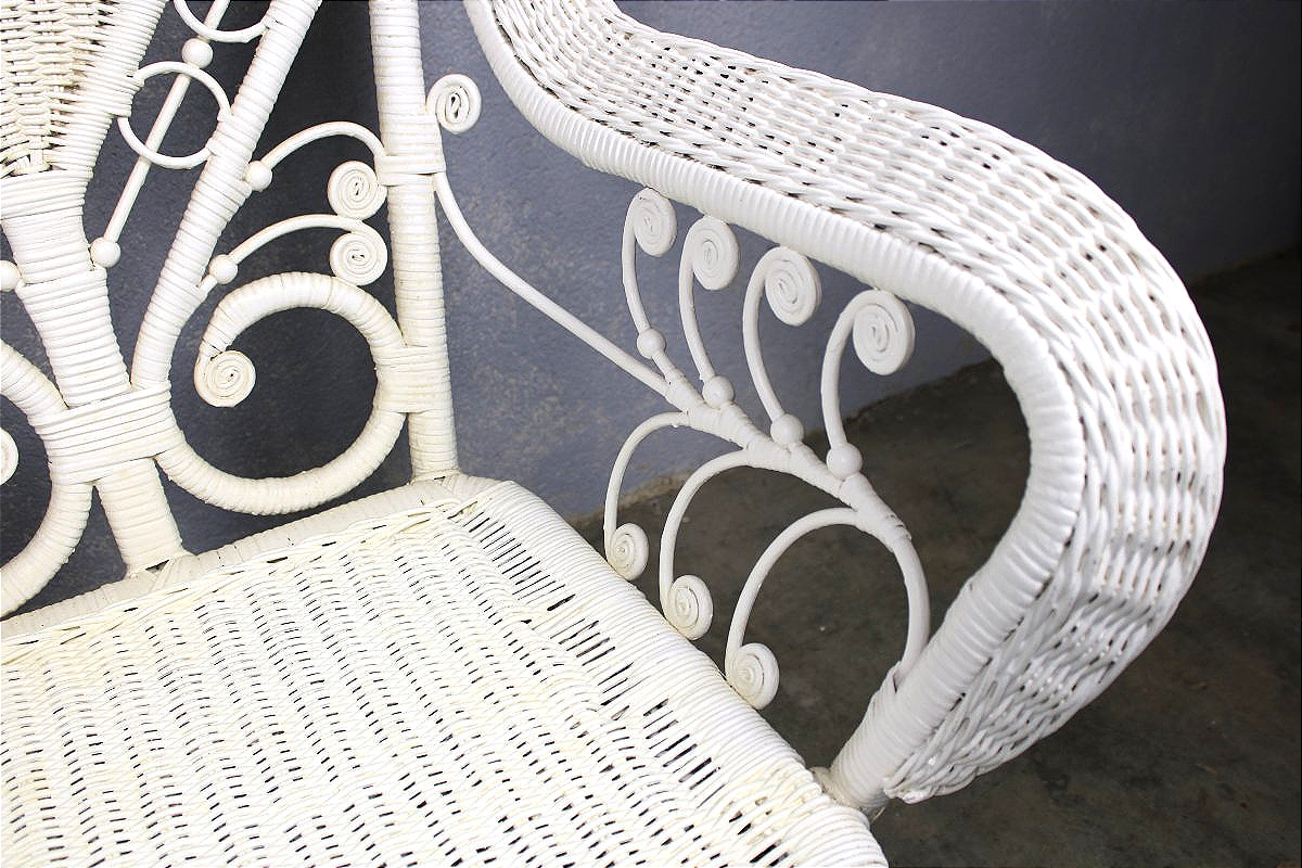 Fauteuil en rotin laqué blanc ép.  1900 à décor d'écusson pour jardin d'hiver style Art Nouveau-photo-7
