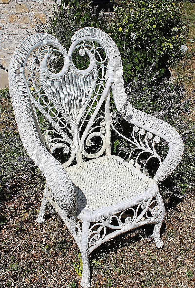 Fauteuil en rotin laqué blanc ép.  1900 à décor d'écusson pour jardin d'hiver style Art Nouveau