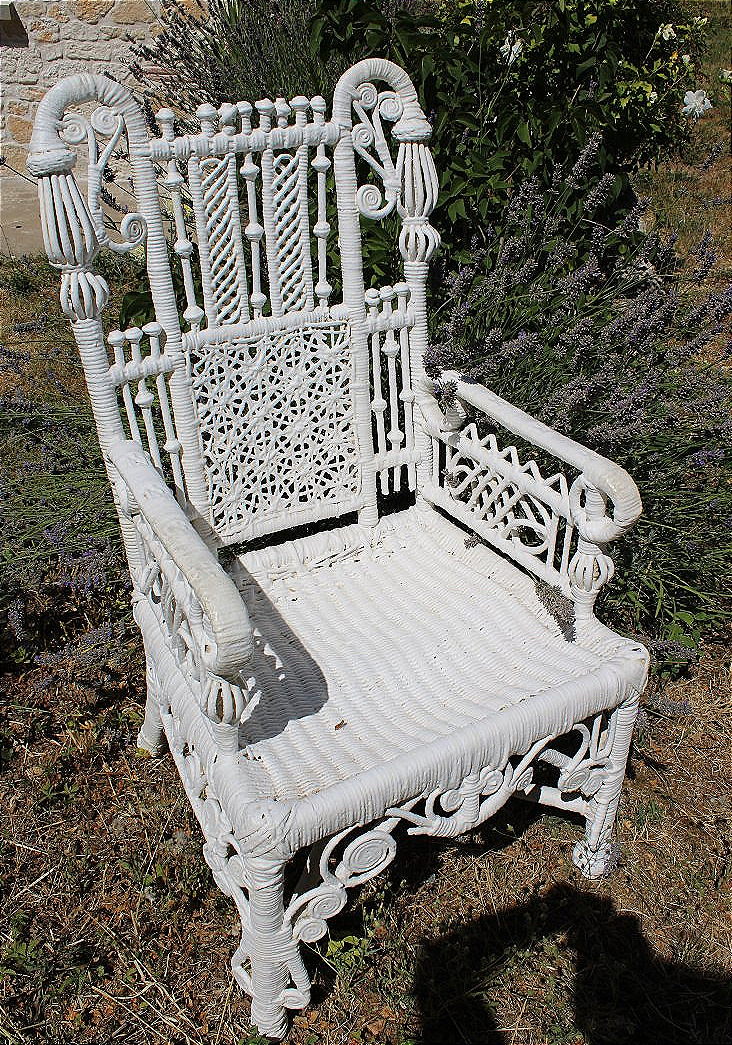 Fauteuil en rotin laqué blanc ép.  1900 style Art Nouveau pour jardin d'hiver, terrasse...