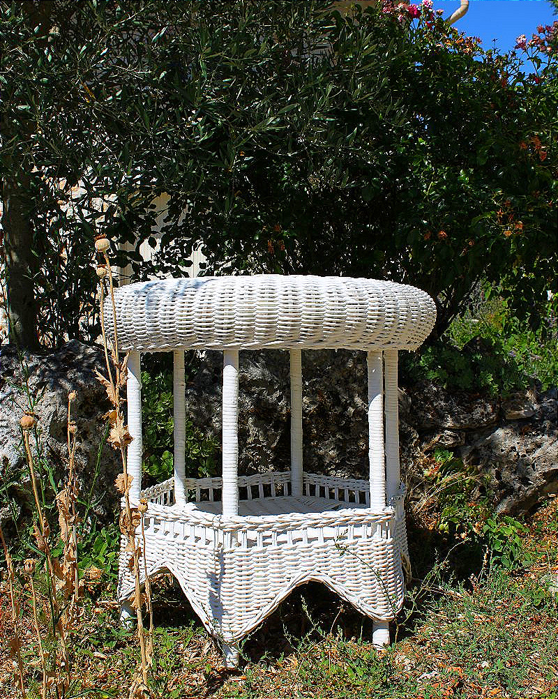 Table guéridon en rotin laqué blanc pour jardin d'hiver style Art Nouveau