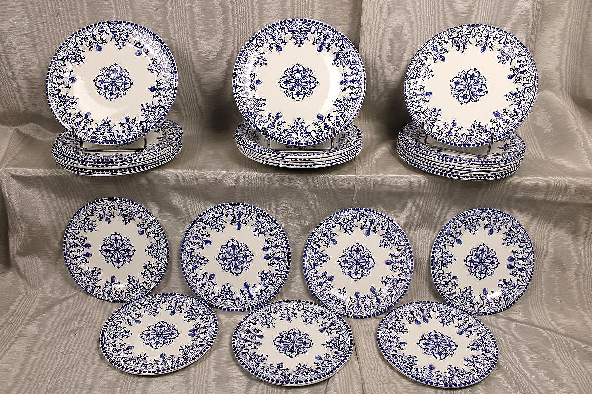 Partie de service de table en faïence de Gien décor de Rouen aux lambrequins époque 19ème