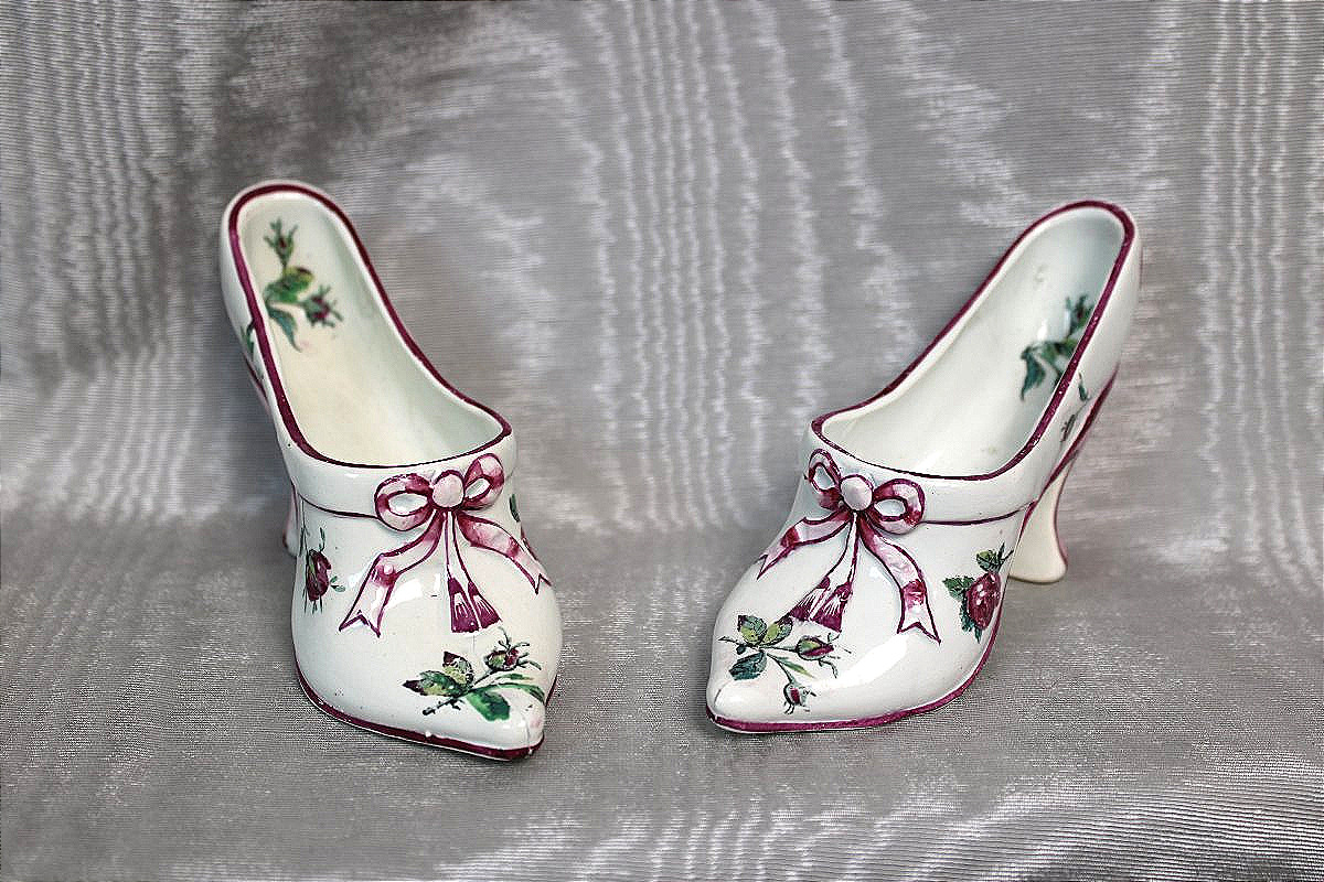 Paire de souliers en faïence de Gien à décor floral de Marseille époque 19ème-photo-2