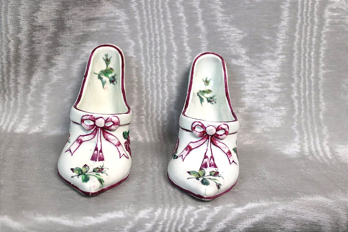 Paire de souliers en faïence de Gien à décor floral de Marseille époque 19ème-photo-3