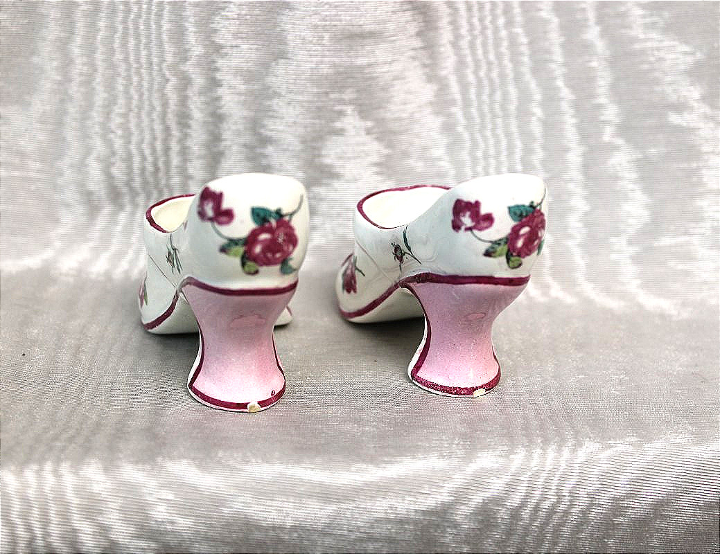 Paire de souliers en faïence de Gien à décor floral de Marseille époque 19ème-photo-1