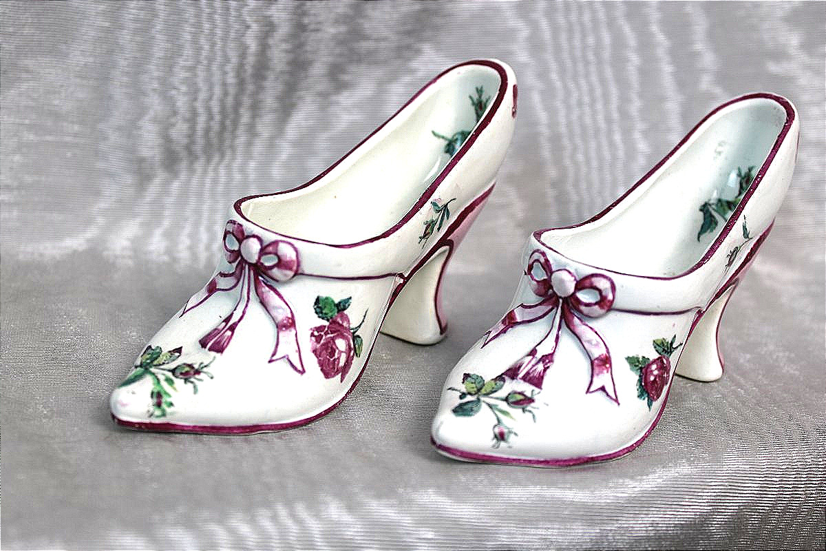 Paire de souliers en faïence de Gien à décor floral de Marseille époque 19ème-photo-2