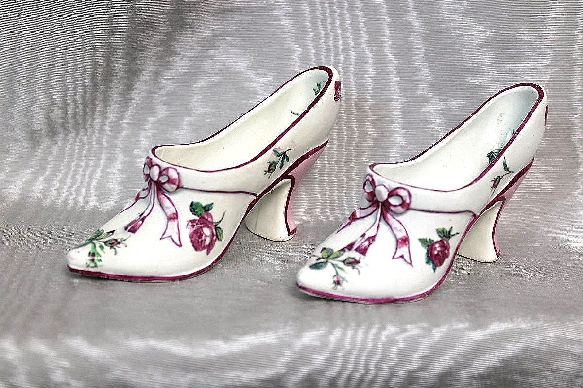 Paire de souliers en faïence de Gien à décor floral de Marseille époque 19ème
