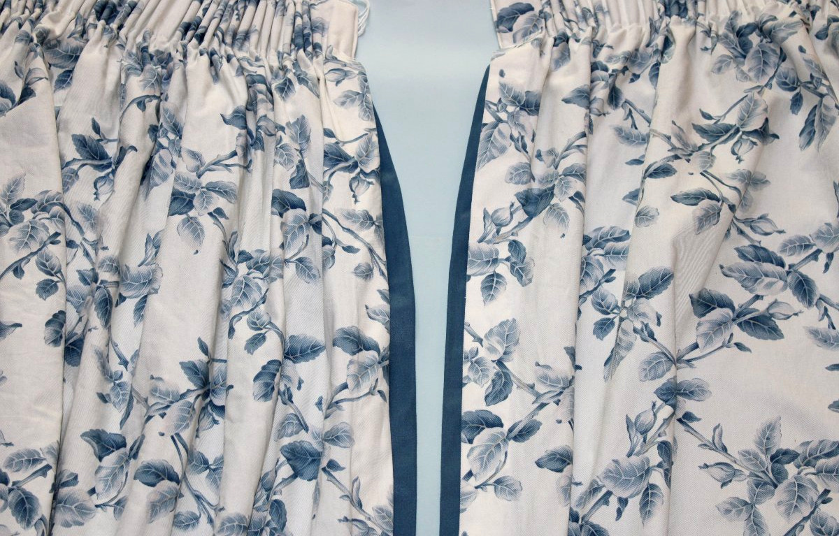 Pairs Of Cotton Curtains With A Blue Floral Pattern On Long Crossbars: 380 Cm-photo-3