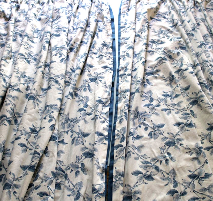 Pairs Of Cotton Curtains With A Blue Floral Pattern On Long Crossbars: 380 Cm-photo-4