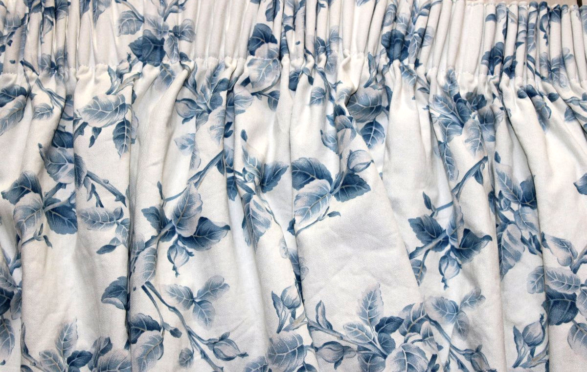 Pairs Of Cotton Curtains With A Blue Floral Pattern On Long Crossbars: 380 Cm-photo-5
