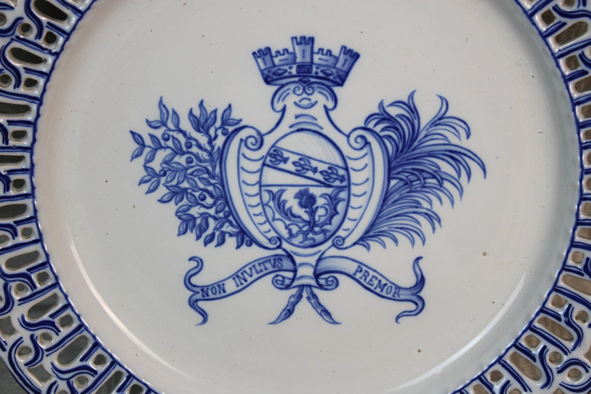 Plat en faïence de Saint Clément signé de Gallé décor au blason de la ville de Nancy ép. 19ème-photo-2