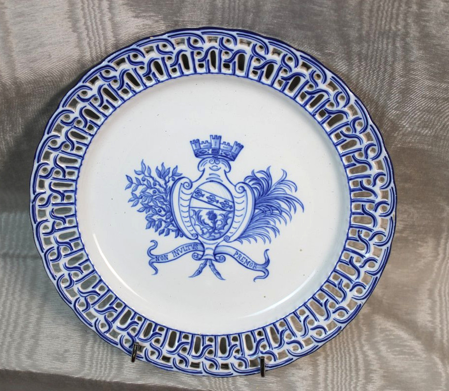 Plat en faïence de Saint Clément signé de Gallé décor au blason de la ville de Nancy ép. 19ème-photo-4