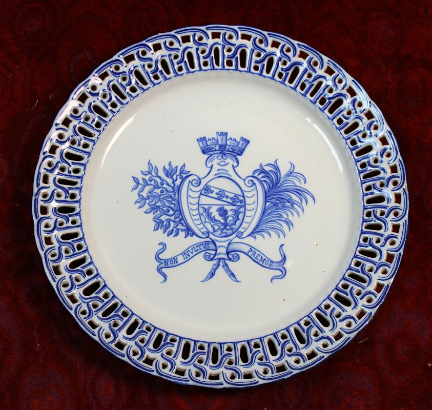 Plat en faïence de Saint Clément signé de Gallé décor au blason de la ville de Nancy ép. 19ème-photo-3