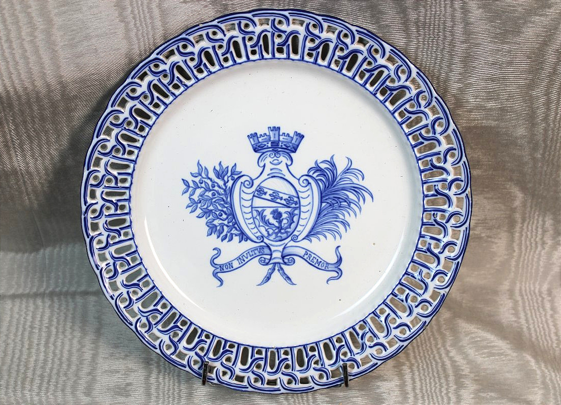 Plat en faïence de Saint Clément signé de Gallé décor au blason de la ville de Nancy ép. 19ème