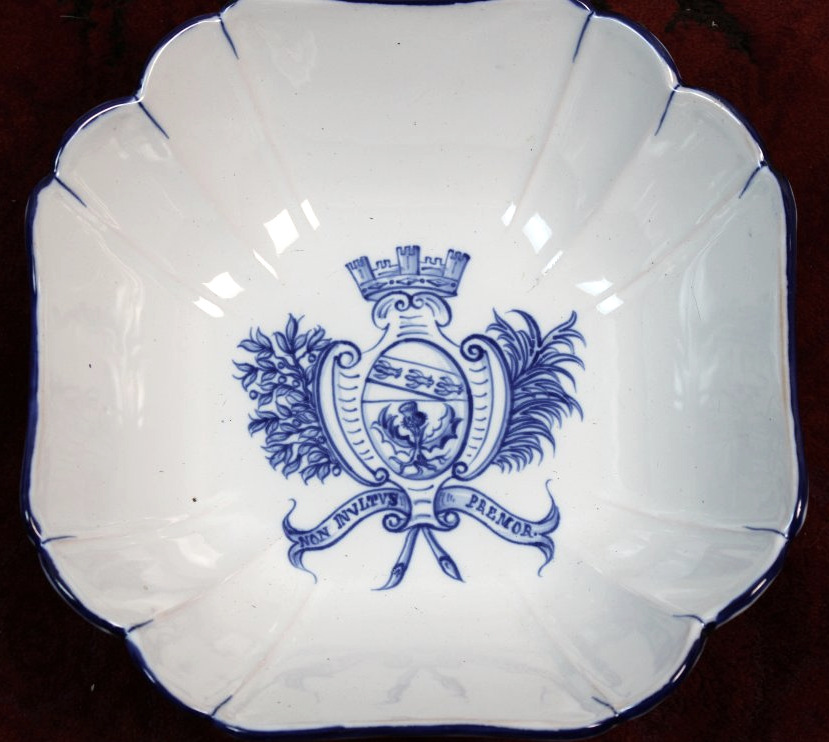 Coupe en faïence de Saint Clément signée de Gallé décor au blason de  Nancy ép. 19ème -photo-3