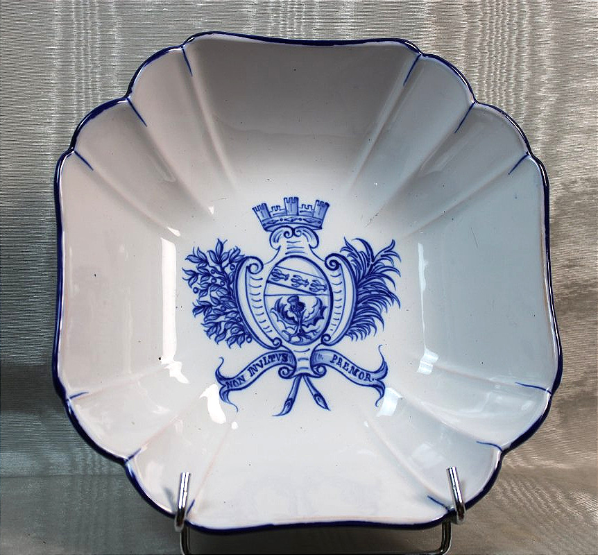Coupe en faïence de Saint Clément signée de Gallé décor au blason de  Nancy ép. 19ème 