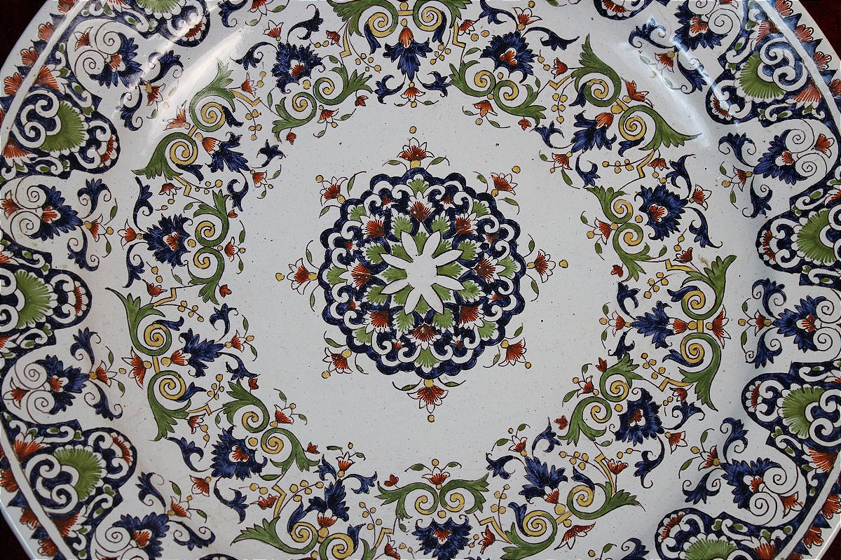 Grand plat en faïence à décor floral rayonnant dans le goût de Rouen -photo-2