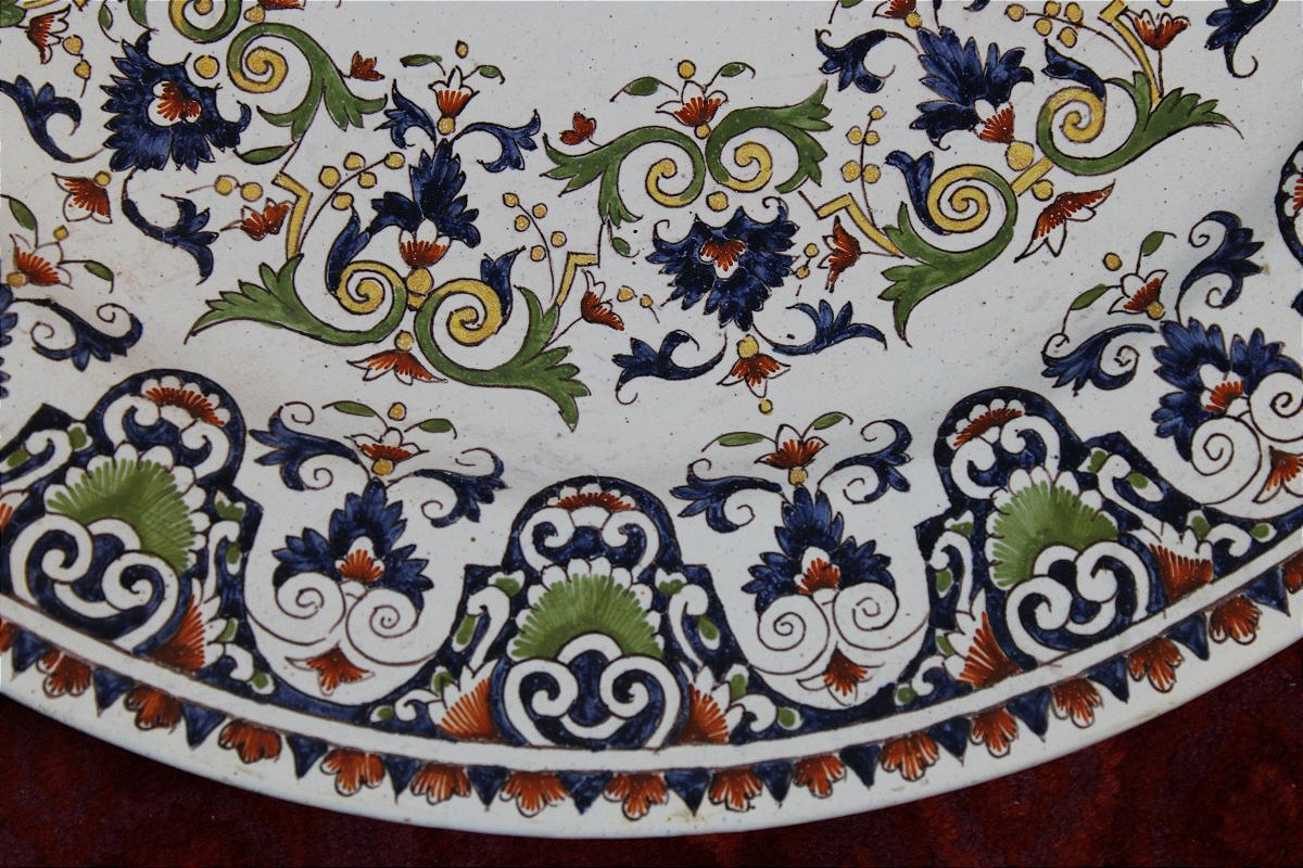 Grand plat en faïence à décor floral rayonnant dans le goût de Rouen -photo-4