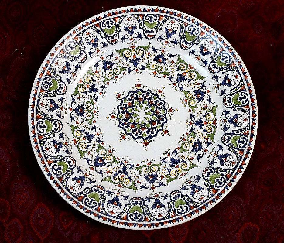 Grand plat en faïence à décor floral rayonnant dans le goût de Rouen -photo-1