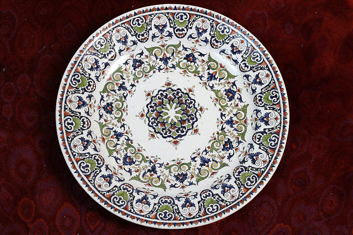 Grand plat en faïence à décor floral rayonnant dans le goût de Rouen 